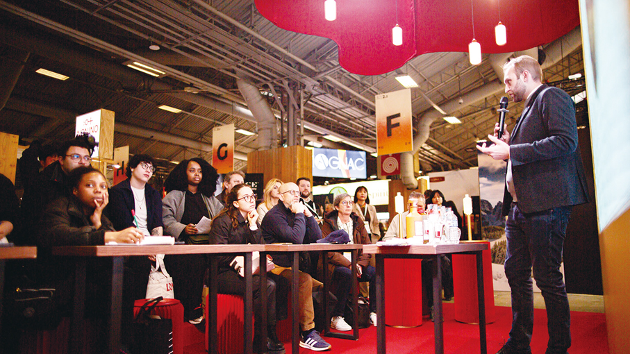 ●2026年巴黎酒展茅台展區品鑒講解。