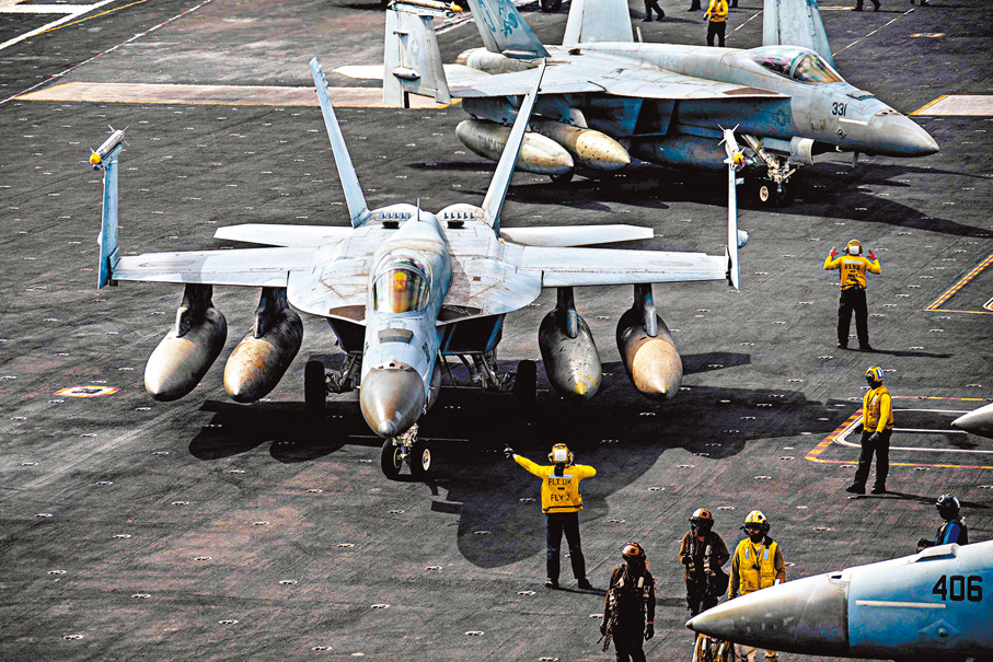●美國計劃在達成三大軍事目標後宣布結束衝突。圖為美軍戰機在「福特號」航母甲板上滑行。 法新社