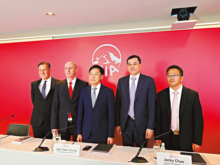 ●左起：友邦集團首席投資總監康禮賢，友邦集團首席財務總監鍾家富，友邦集團首席執行官兼總裁李源祥，友邦區域首席執行官及集團首席分銷總監陳榮聲，友邦區域首席執行官張曉宇。 香港文匯報記者岑健樂  攝