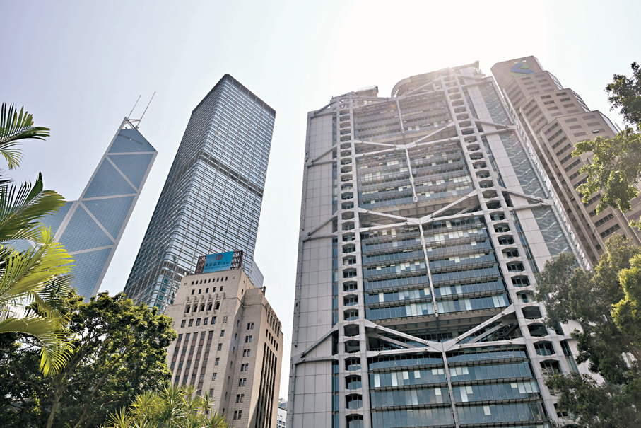 ●美聯儲公布維持聯邦基金利率不變後，香港三大發鈔銀行—滙豐、中銀香港及渣打香港亦宣布維持最優惠利率不變。 中新社