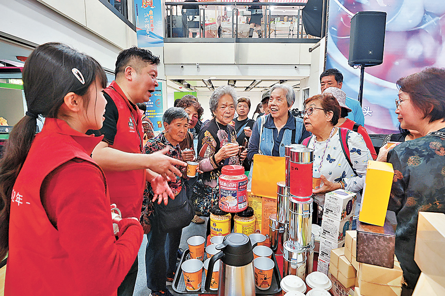 ●港人爭相購買潮汕精品。   香港文匯報記者郭木又  攝