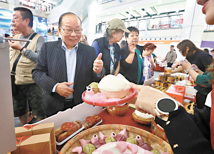 ●潮汕鄉親為家鄉味道點讚。  香港文匯報記者郭木又  攝