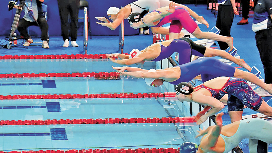 ●何詩蓓（由上起第三）於女子100米自決賽游出52秒79。   香港文匯報記者胡永愛  攝