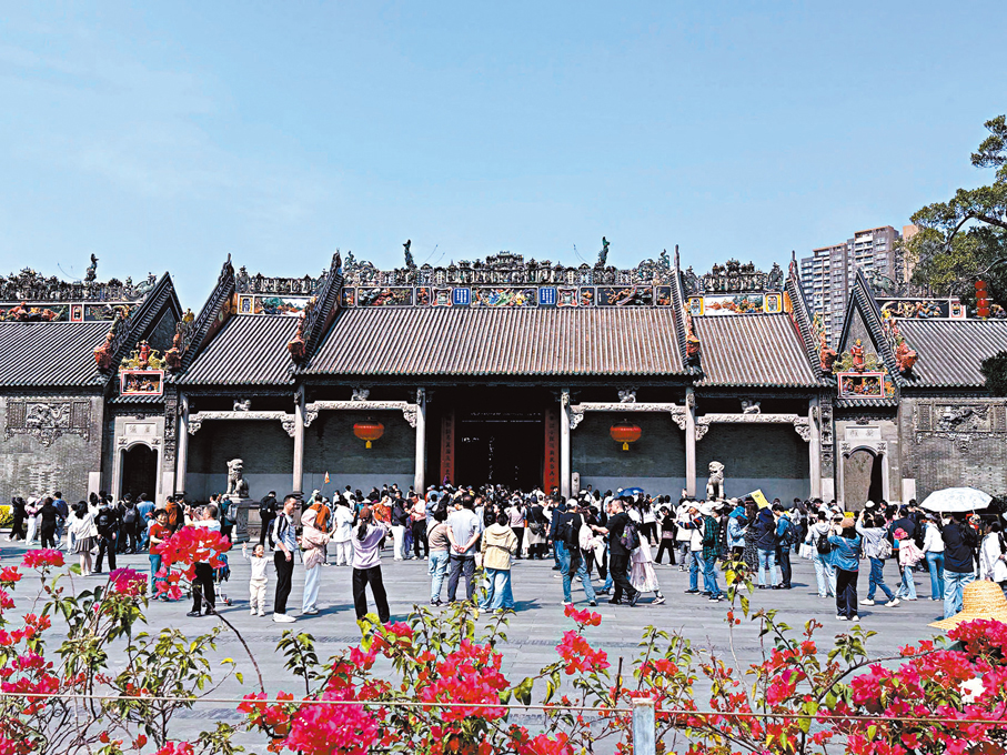 ●廣東今年前兩個月消費數據表現不俗。圖為旅客在廣州陳家祠。 香港文匯報記者盧靜怡  攝