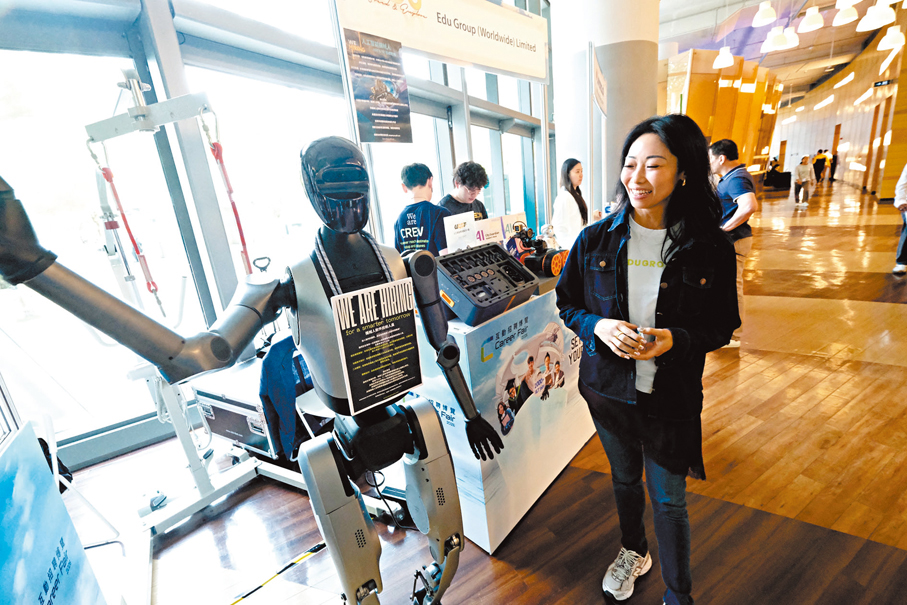 ●以「Set Sail Towards Your Digital Future」為主題的「數碼港互動招聘博覽 2026」昨在數碼港商場中庭CyberArena揭幕。  香港文匯報記者涂穴  攝