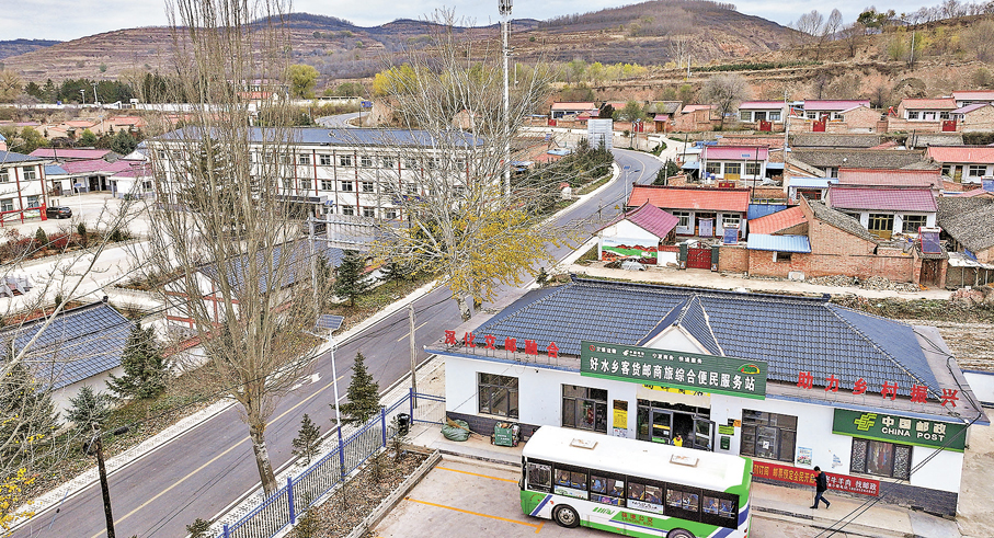 ●現代生活的質感，往往藏在快遞包裹的流速裏。圖為一輛公交車停靠在寧夏隆德縣好水鄉客貨郵商旅綜合便民服務站，準備卸下快遞。 資料圖片