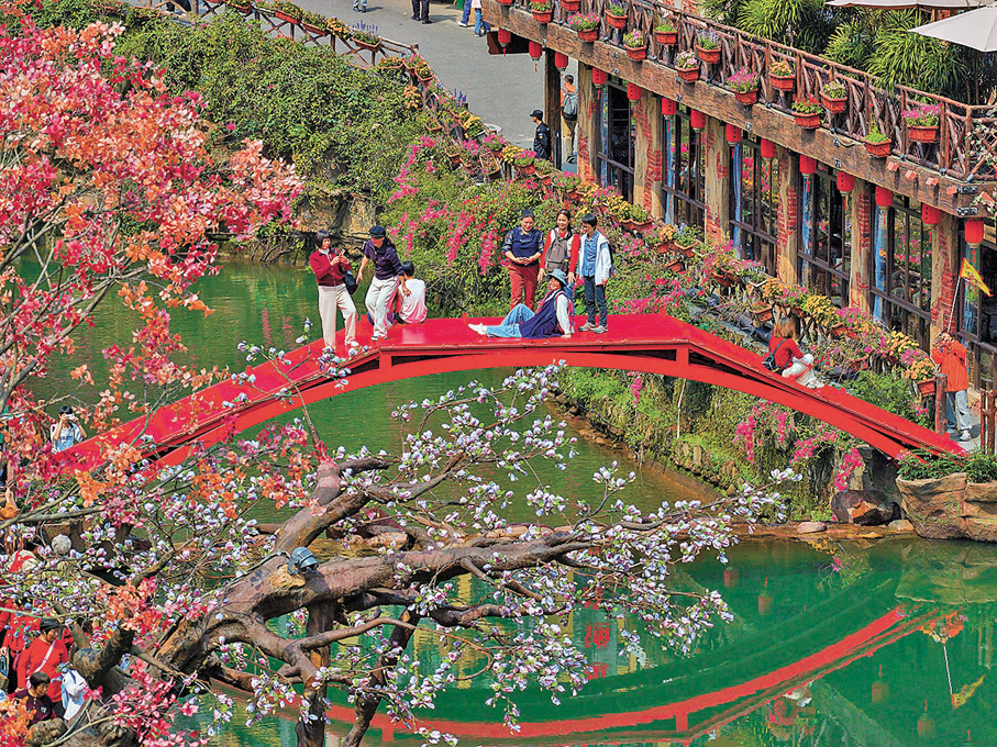 ●粵北賞花、山野探秘受到親子家庭歡迎。圖為清遠的古龍峽。 香港文匯報廣州傳真