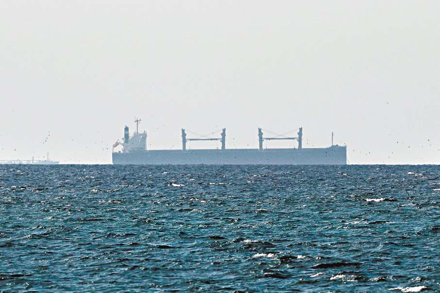 ●一艘油輪在波斯灣霍爾木茲海峽附近航行。資料圖片