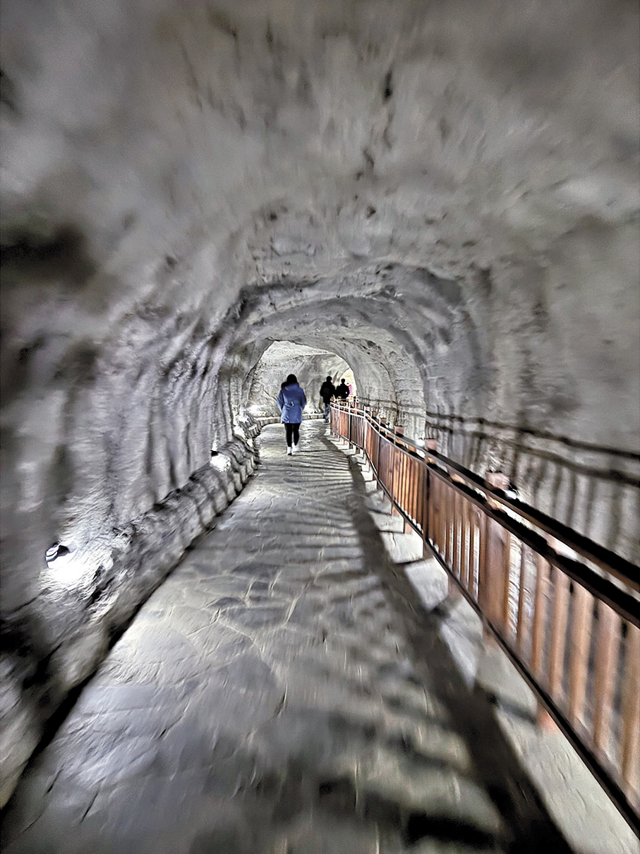 ●進入景區後，先沿懸崖上走，再過這條隧道，就到達乘搭電梯的位置。