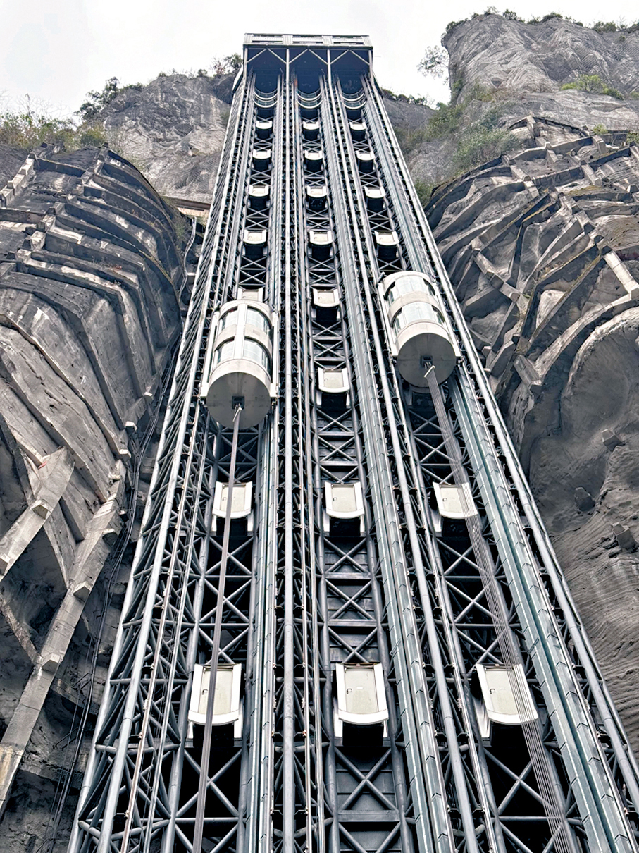 ●過隧道後，搭乘電梯往下。