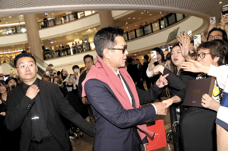 ●古天樂與現場粉絲握手。香港文匯報記者阿祖 攝