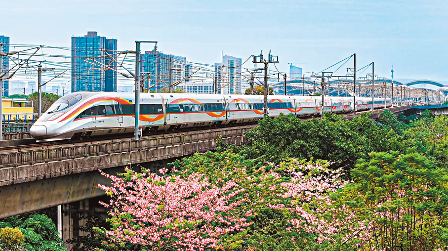 ●香港高鐵與內地高鐵網的對接持續擴展，銜接日益完善。圖為馳騁在灣區的復興號列車。 香港文匯報廣州傳真