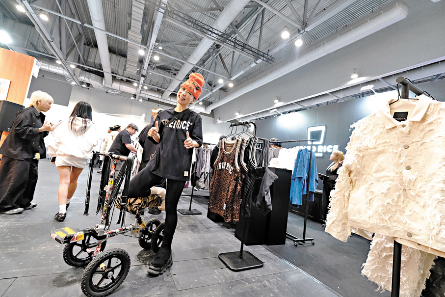 ●入場者擺出耐看甫士。