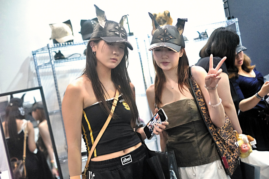 ●少女悉心打扮進場。