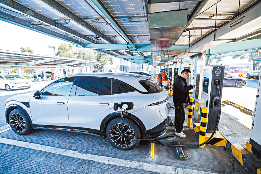 ●中國新能源優勢大，應對高油價更從容。圖為早前在G50滬渝高速長興服務區，新能源車主使用新安裝的大功率充電樁給車充電。 新華社