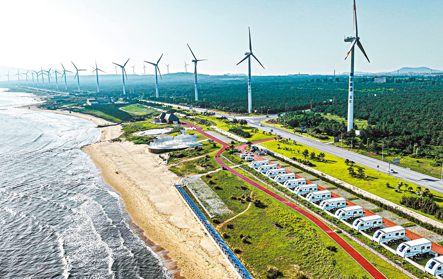 ●去年中國僅風電與太陽能發電裝機容量合計就達到18.4億千瓦。圖為山東榮成一處風電場。 資料圖片