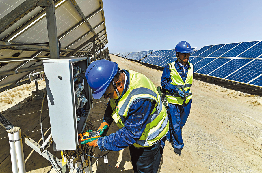 ●新疆和田地區洛浦縣的光伏發電站工作人員巡檢設備。 資料圖片