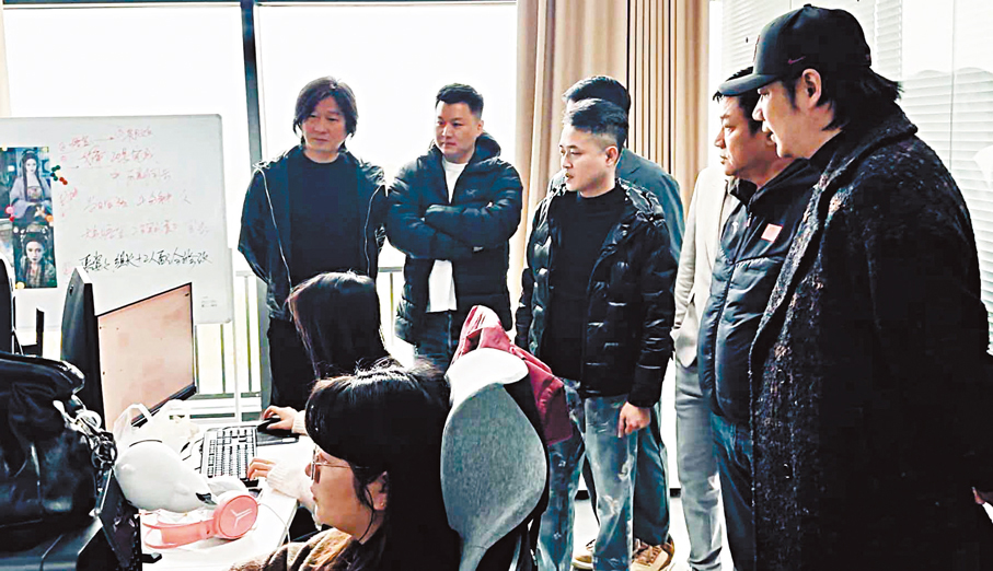 ●唐季禮觀摩指導工作人員藉AI完善創作。  受訪者供圖