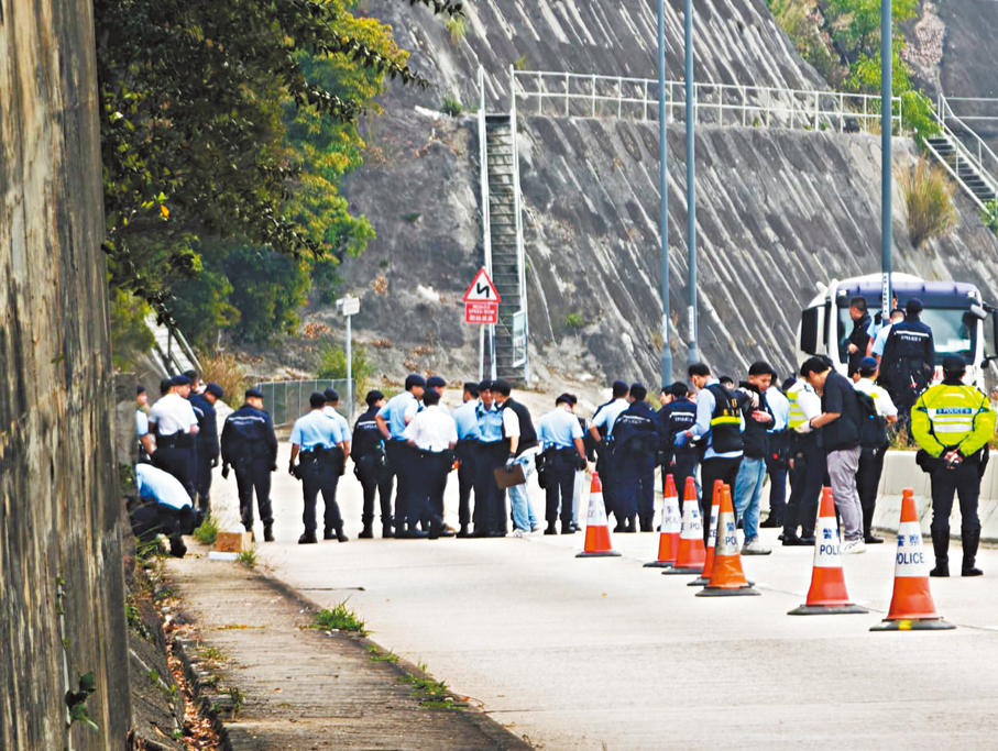 ●昨晨大批機動部隊人員到現場搜索彈頭。