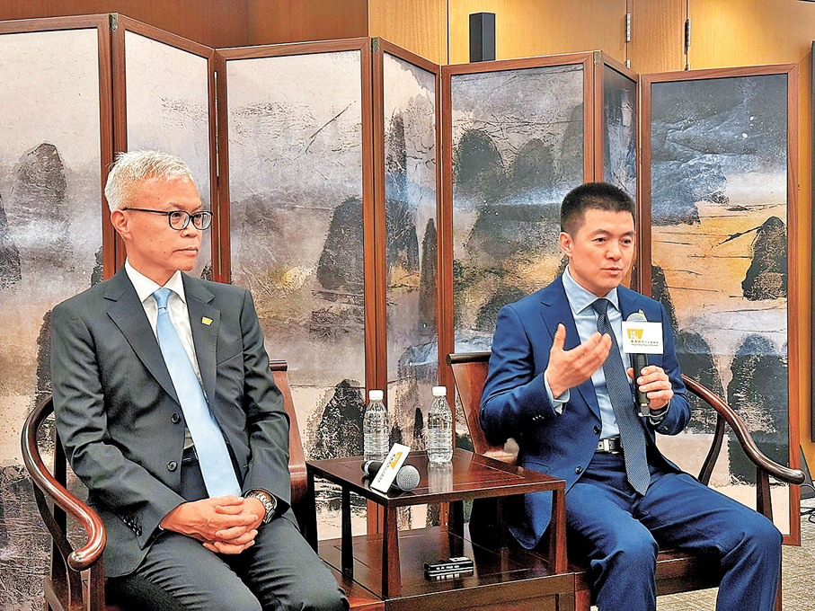 ●故宮博物院常務副院長婁瑋（右）和香港故宮文化博物館館長吳志華接受訪問。 陳藝 攝