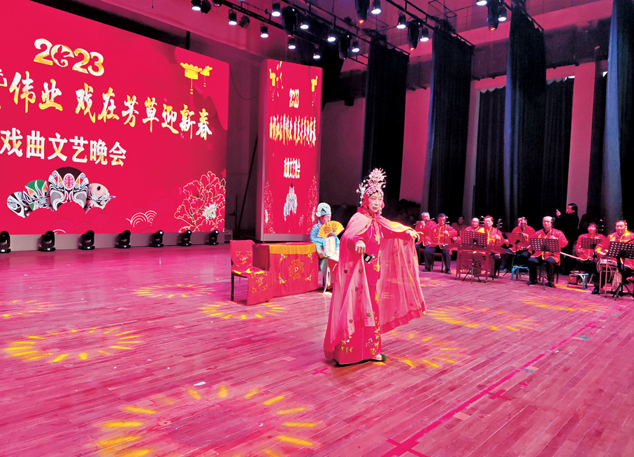 ●演員表演新疆曲子戲。