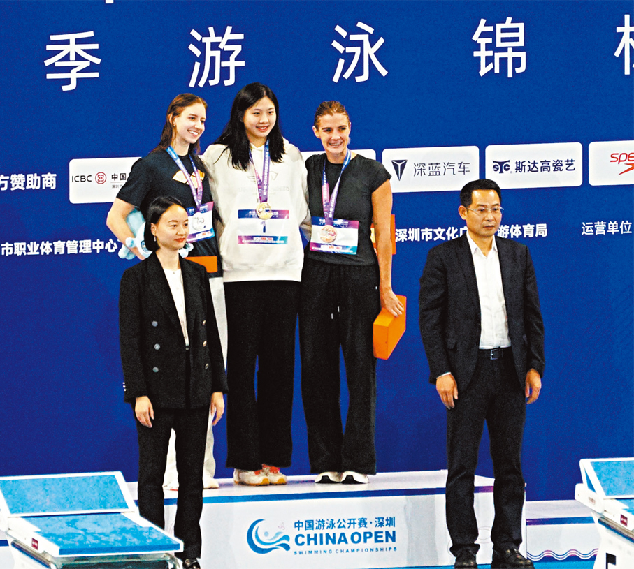 ●唐錢婷（中）於女子100米蛙奪金。香港文匯報記者胡永愛  攝