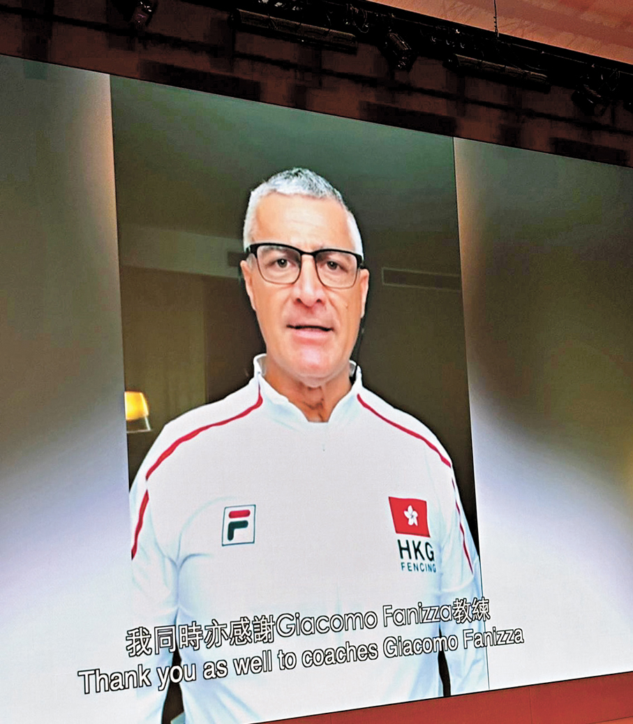 ●花劍教練Maurizio Zomparelli以視像方式分享得獎感受。香港文匯報記者張發兒  攝
