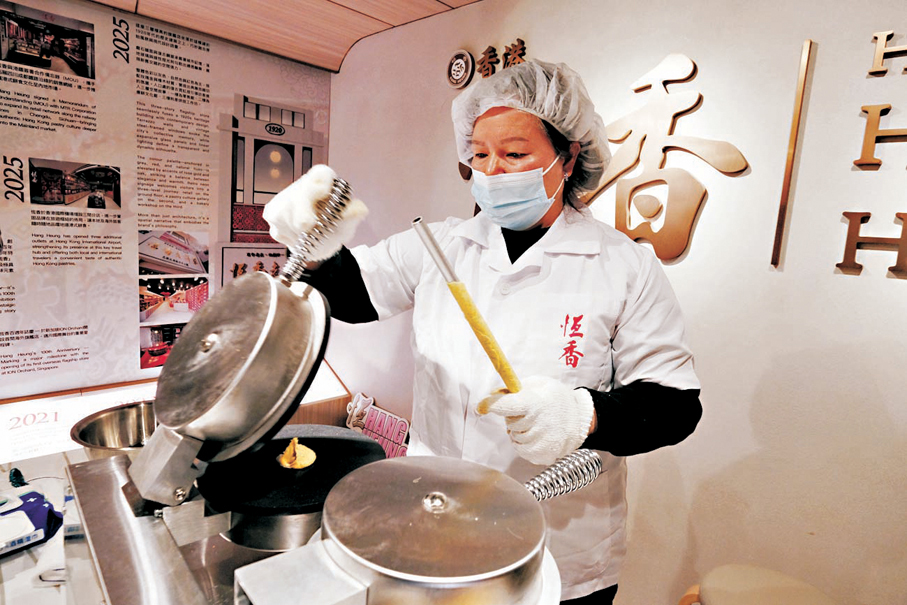 資深員工演示蛋卷製作。