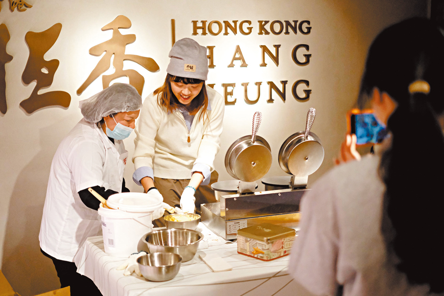 資深員工從旁指導製作蛋卷。