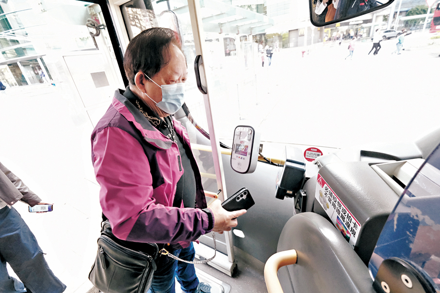 ●彭先生每周五接駁兩程車前往華富邨做義工，坦言新方案「實際影響唔大」。 香港文匯報記者涂穴 攝