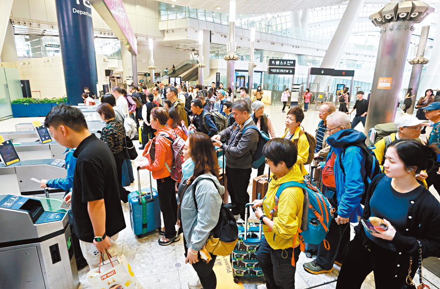 ●昨日上午西九龍高鐵站旅客入閘出行，秩序大致良好。 香港文匯報記者郭木又 攝