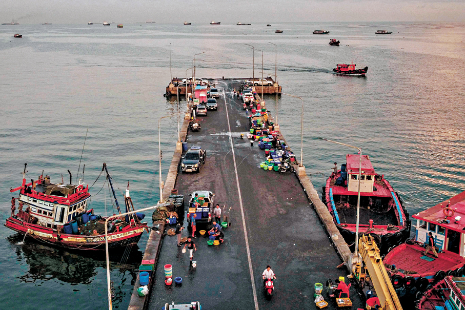 ●泰國漁船停靠在碼頭。泰國因柴油價格上漲，致數百艘漁船滯留在碼頭。 法新社