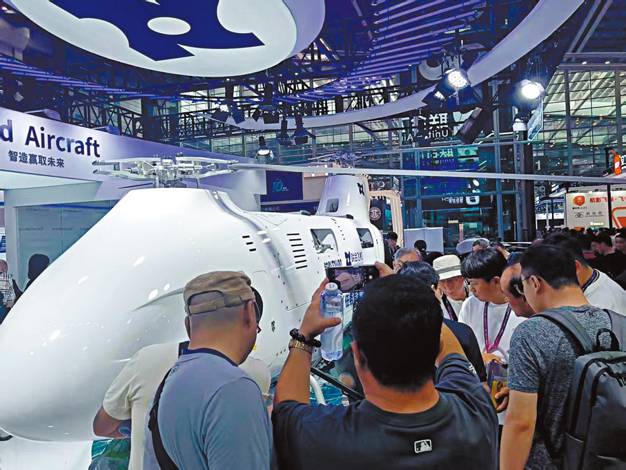 ●去年深圳無人機展上，深圳聯合飛機推出的大型物流無人機吸引了大量觀眾圍觀。香港文匯報記者李昌鴻  攝