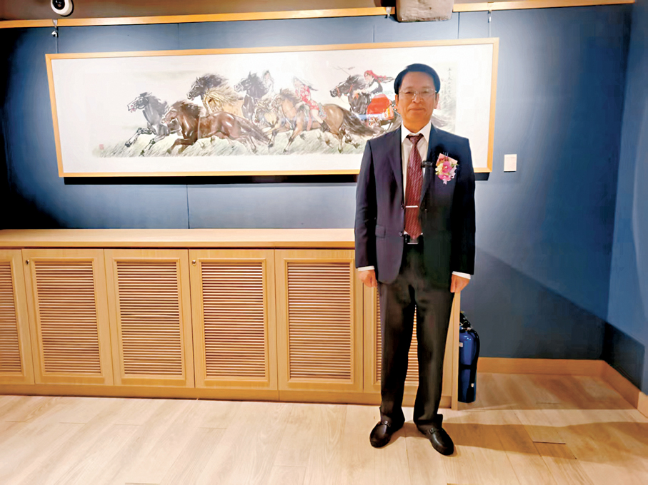 ●馬欣樂及其作品《五月天山滿是歌》。 大公文匯全媒體記者劉毅  攝