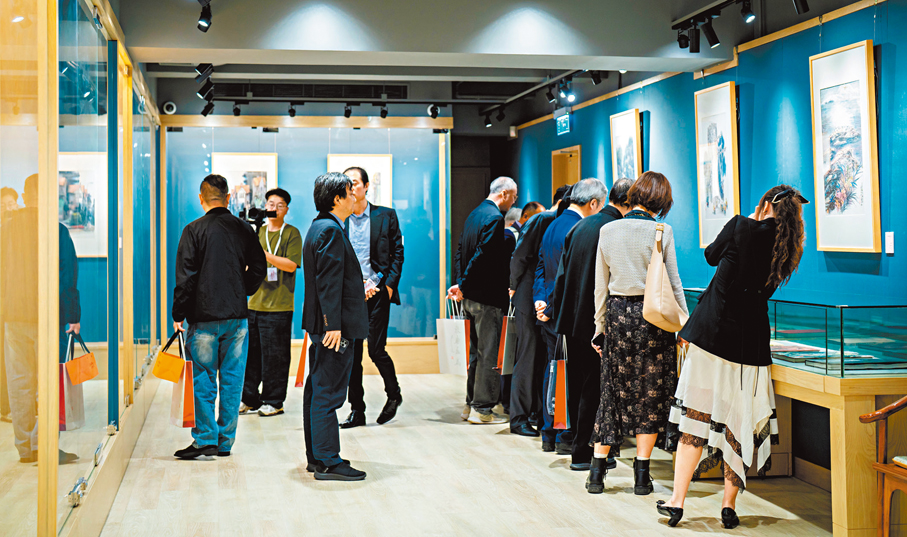 ●觀眾於集古齋展覽現場欣賞馬欣樂的作品。