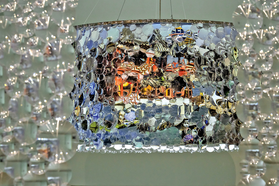 ●Gajah Gallery將於「藝聚空間」呈現Suzann Victor的作品。圖為藝術家的《City Lantern》。