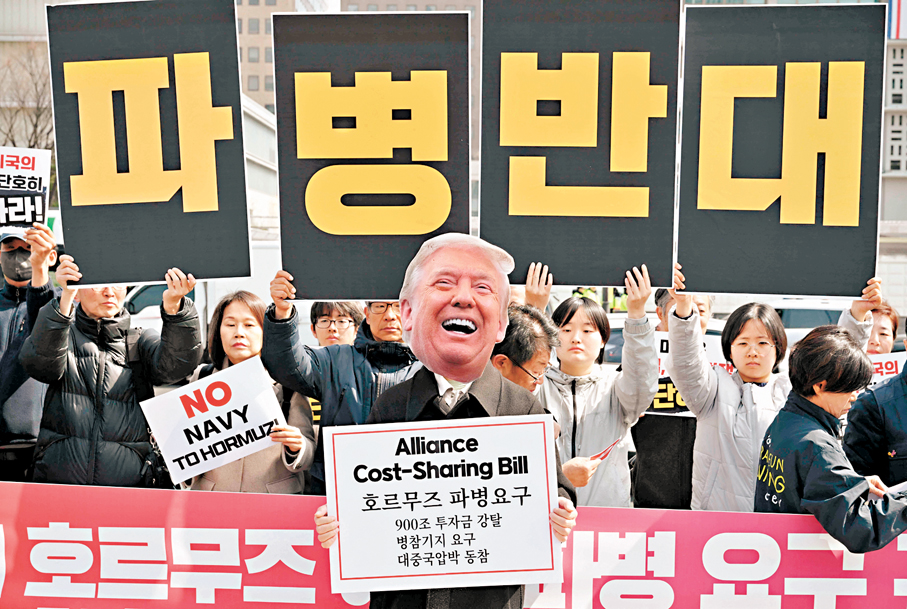 ●韓國民眾抗議特朗普要求派艦到海峽護航。 資料圖片