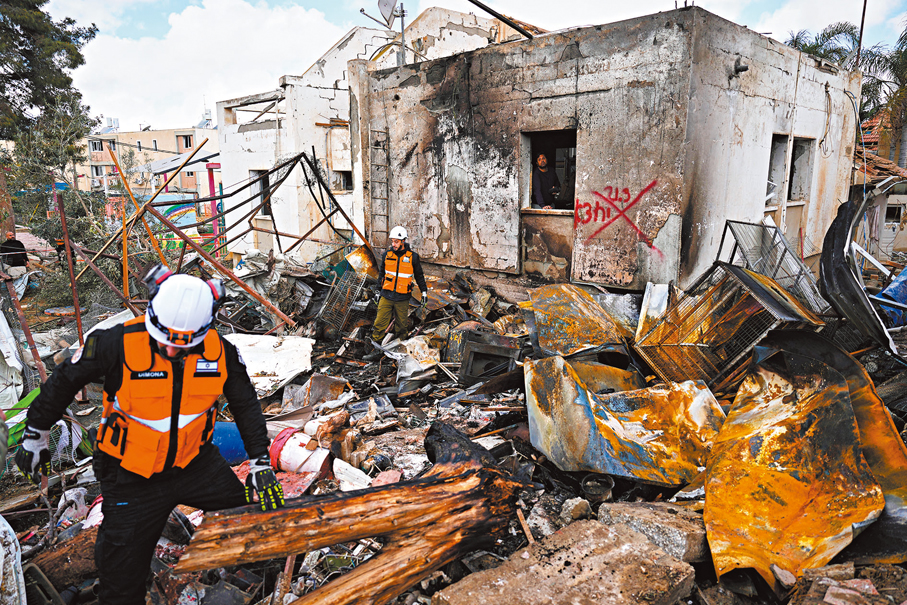 ●以色列當局派員檢視迪莫納受襲地點。　　美聯社