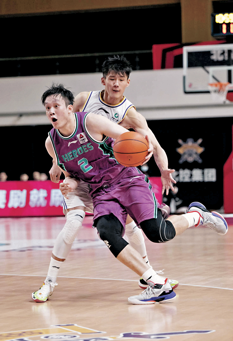 ●丁彥雨航（前）回到CBA賽場後仍希望證明自己。  資料圖片