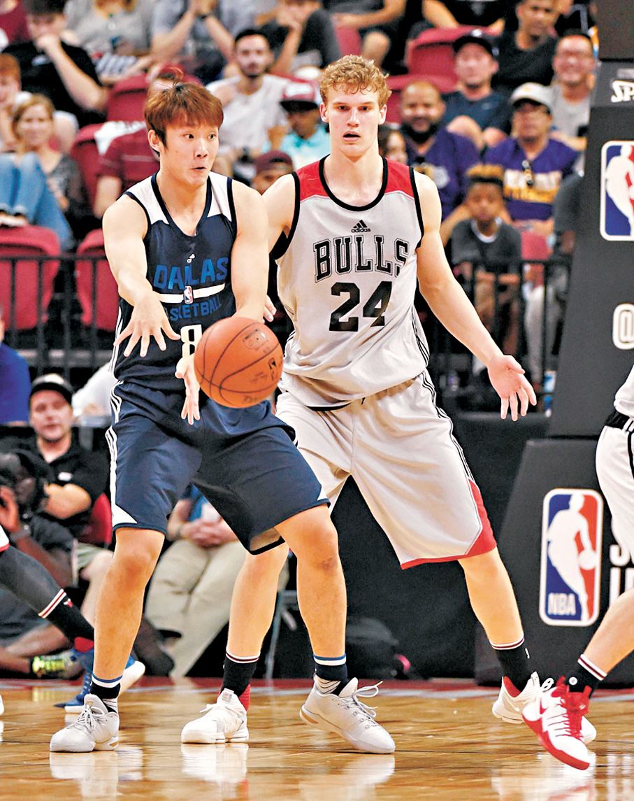 ●丁彥雨航（左）曾代表達拉斯獨行俠參加夏季聯賽，與現時效力爵士的球星馬簡倫對決。  資料圖片