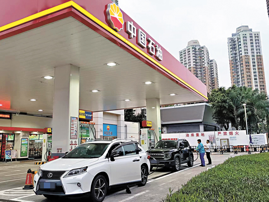 ●自3月23日24時起，國內汽、柴油價格調整，現行價格機制下每升少漲0.85元。圖為深圳福田一中石油加油站車輛在加油。香港文匯報記者李昌鴻  攝