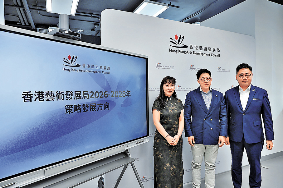 ●左起：曾淑儀、霍啟剛、葉傲冬  香港文匯報記者萬霜靈  攝