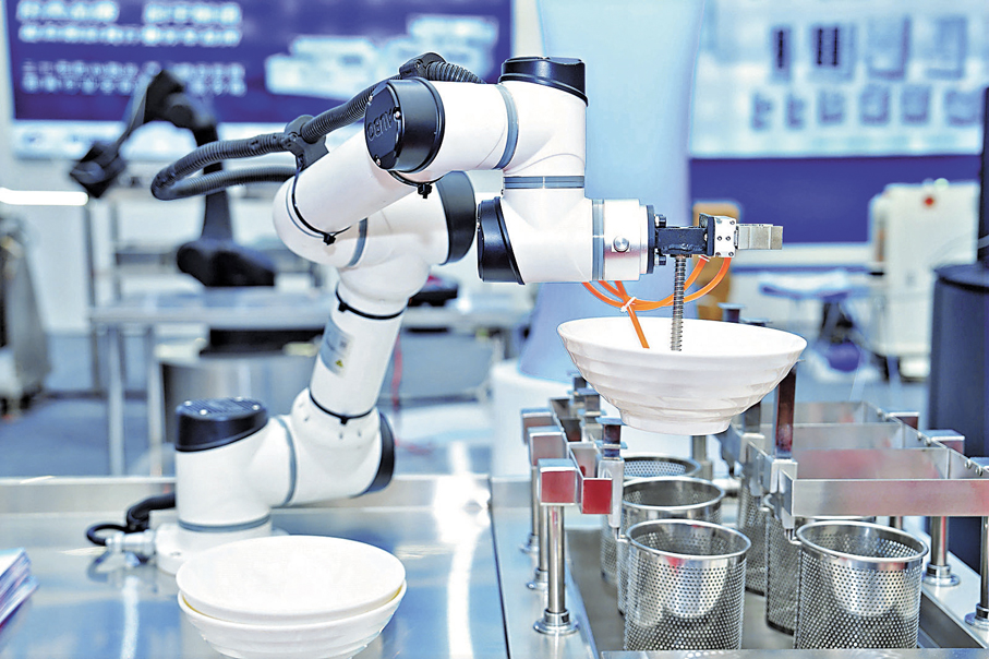 ●興福鎮生產的自動麵條機。 香港文匯報山東傳真