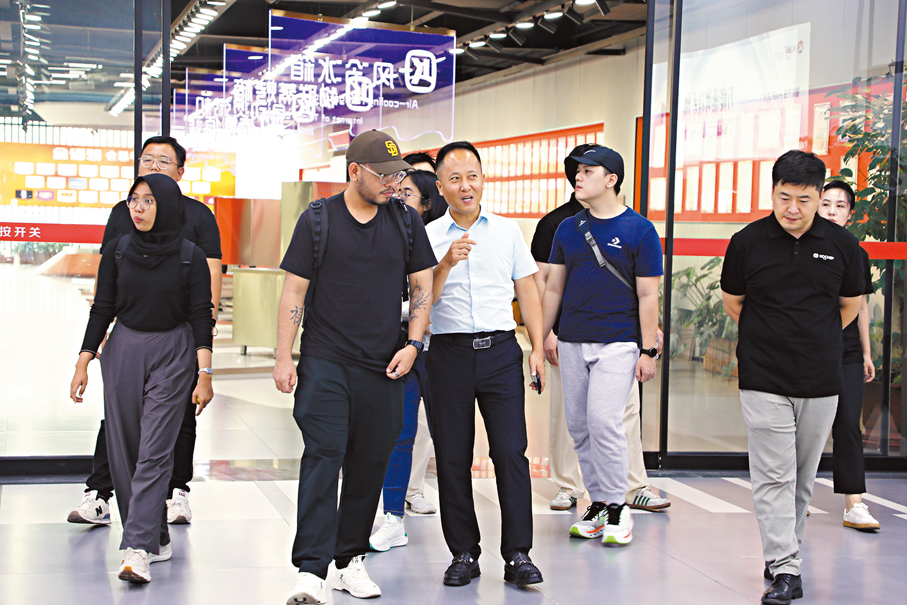 ●山東金佰特商用廚具有限公司總經理王同憲（白衣）接待來訪外國客戶。  香港文匯報山東傳真