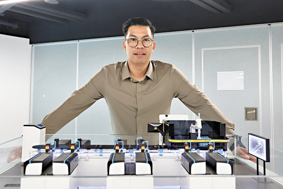 ●黃祖權介紹力合的全自動AI水質偵測系統。香港文匯報記者黃艾力  攝