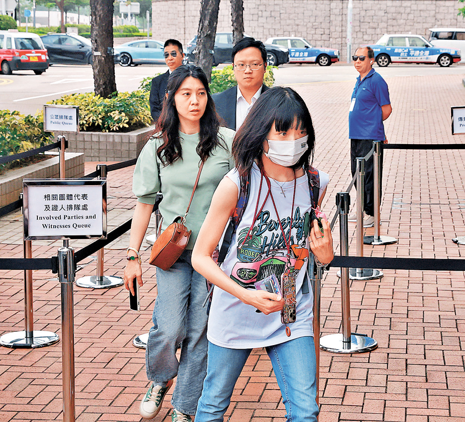 ●宏昌閣居民高以蕾（前一）  香港文匯報記者郭木又  攝