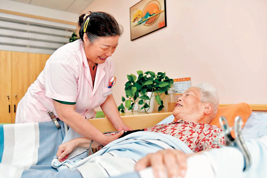 ●內地養老服務消費補貼項目已累計惠及超105萬失能老年人。圖為在山東省日照市東港區石臼街道津海社區養老服務中心，工作人員照料失能老人。資料圖片