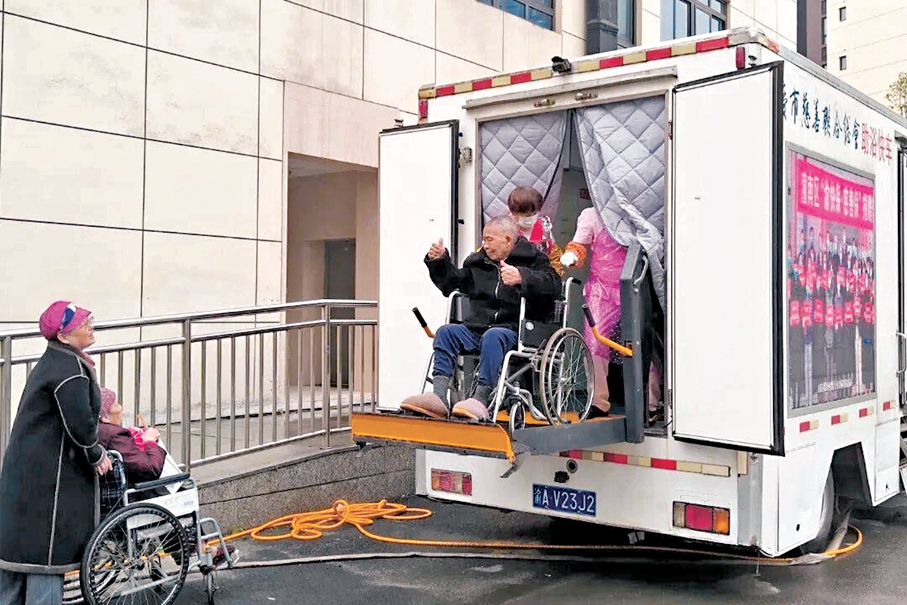 ●補貼激活養老服務市場。圖為重慶「助浴快車」項目為失能、半失能老人送去了潔淨與尊嚴。 資料圖片