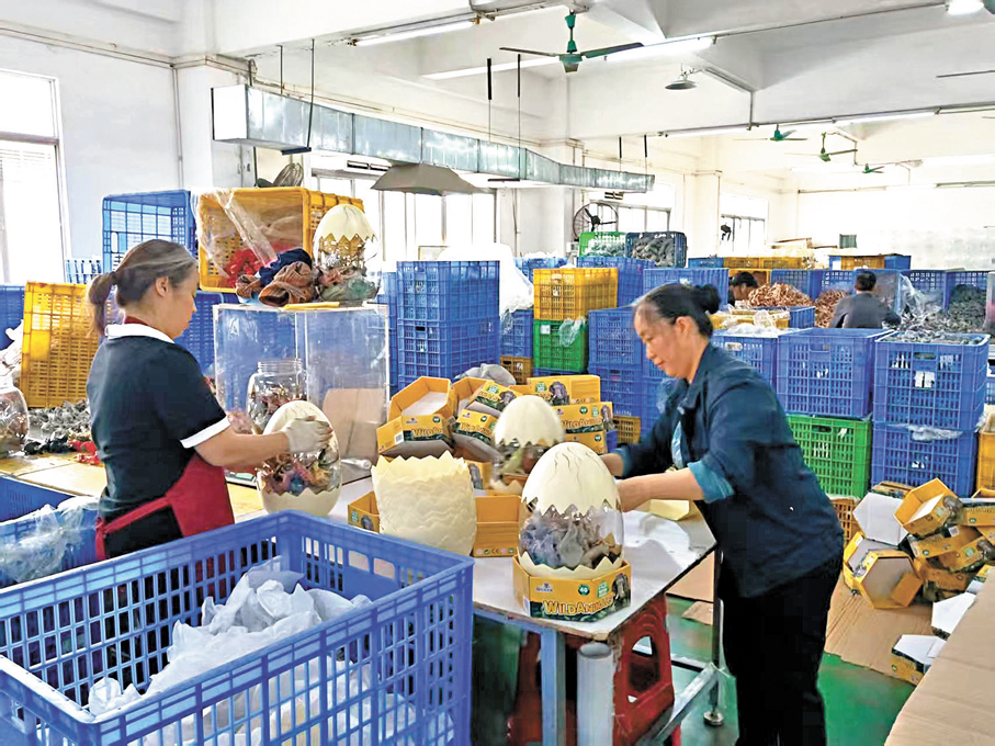 ●東莞成興塑膠製品員工在給玩具打包。 香港文匯報記者李昌鴻 攝