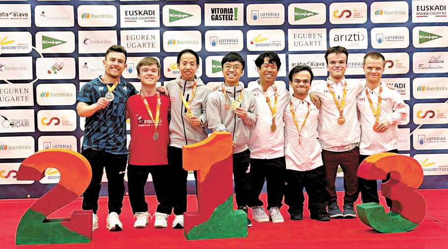 ●朱文佳（左三）與王鎮炎（左四）在西班牙羽毛球賽男雙奪金。    中國香港傷殘人士體育協會圖片